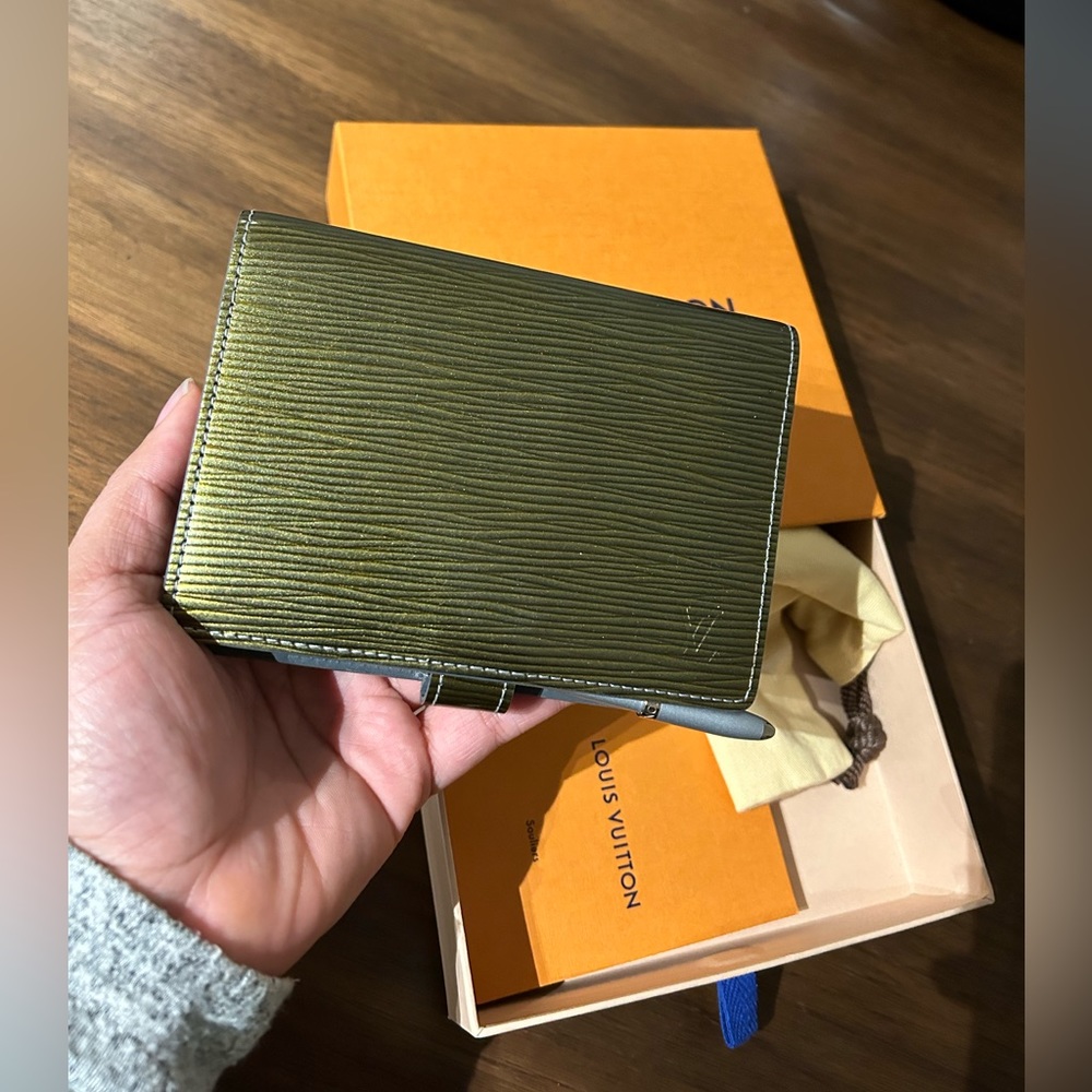 Gold-Green Louis Vuitton Epi Agenda with Pen, dust bag, and box - Picture 6 of 8